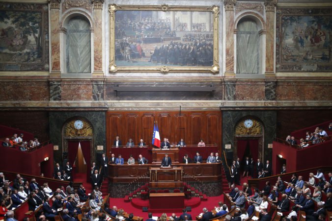 Francúzsky parlament čaká redukcia, vláda navrhuje znížiť počet kresiel o štvrtinu