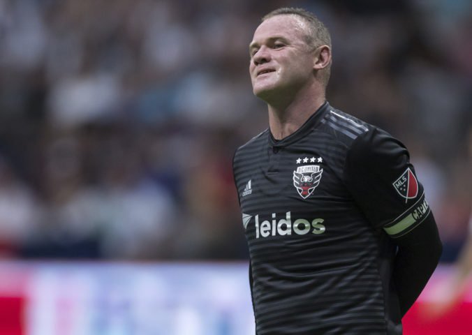 Video: Rooney zložil lakťom súpera, okrem červenej karty si vyslúžil aj dodatočný trest