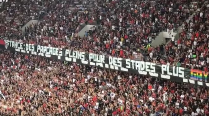 Video: Fanúšikovia v Nice vytiahli transparenty proti homosexuálom, podali si aj vlastníka klubu