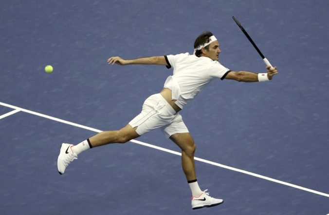 Video: Federer a Djokovič v druhom kole US Open nezaváhali, pre dážď sa hralo iba pod strechou