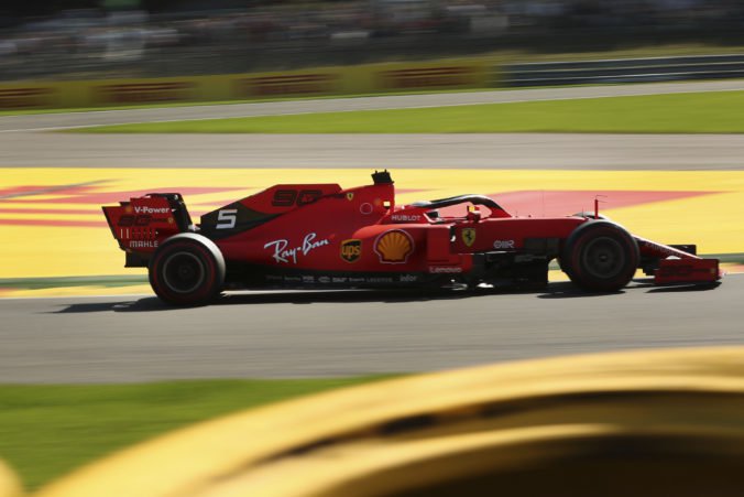 Jazdci Ferrari dominovali po letnej prestávke prvým tréningom na Veľkej cene Belgicka
