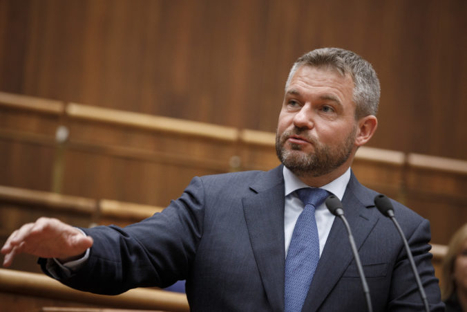 Opozícia vyzbierala podpisy na mimoriadnu schôdzu, pre Jankovskú chce odvolávať Pellegriniho