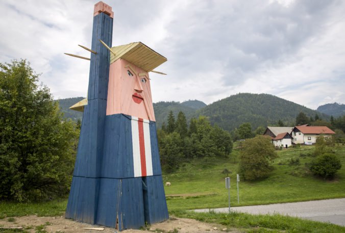 V obci v Slovinsku postavili sochu Donalda Trumpa, miestni ju navrhujú spáliť