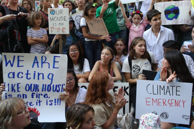 Greta Thunberg a stovky ďalších mladých ekoaktivistov protestovali pred sídlom OSN