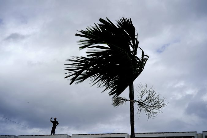 Dorian zasiahol Bahamy a zosilnel na hurikán piatej kategórie, sprevádza ho rekordný vietor