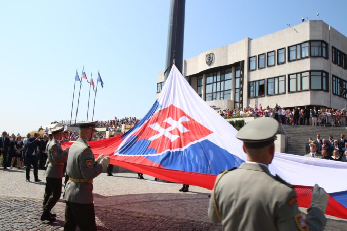 Foto: Na stožiar pred parlamentom slávnostne vztýčili slovenskú vlajku, podľa Danka má najkrajšie farby