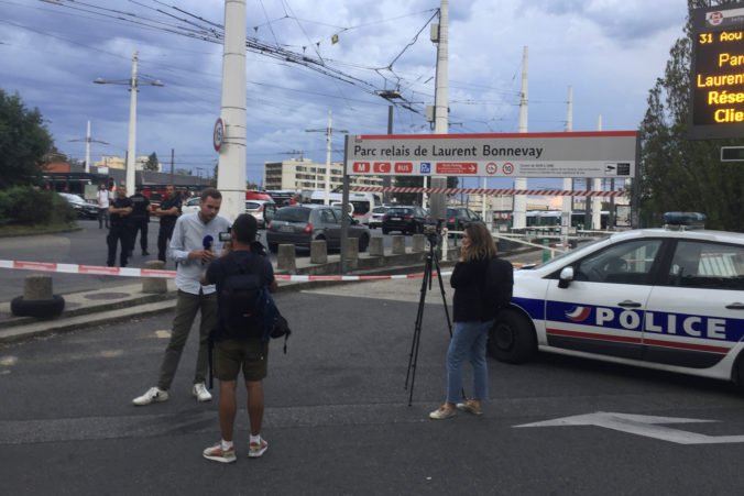 Útočník z Lyonu bol v psychotickom stave a pod vplyvom drog, nespájajú ho s terorizmom