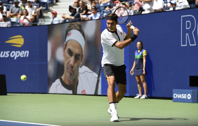Video: Federer s prehľadom zvládol osemfinále US Open, Goffin uhral iba štyri gemy a dostal kanára