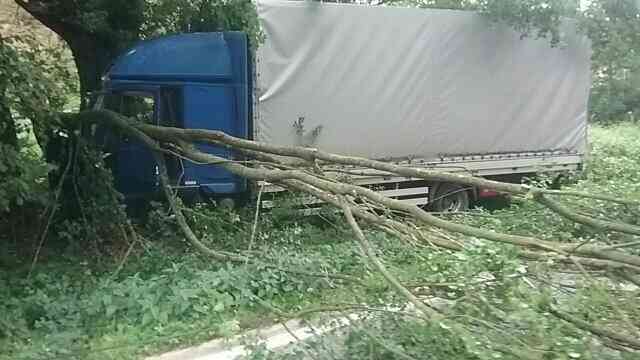 Foto: Vodič nákladiaka vrazil do stromu, cestu pri Brezovej pod Bradlom museli uzavrieť