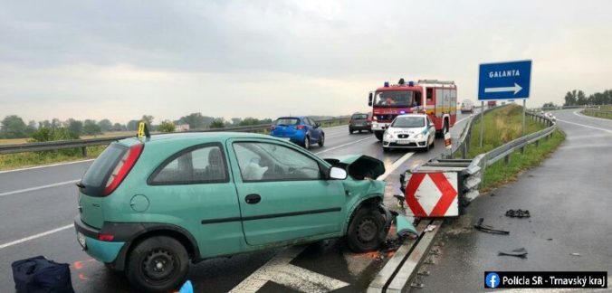 Foto: Vodič Opla narazil do „tlmiča nárazu“, o život prišla spolujazdkyňa