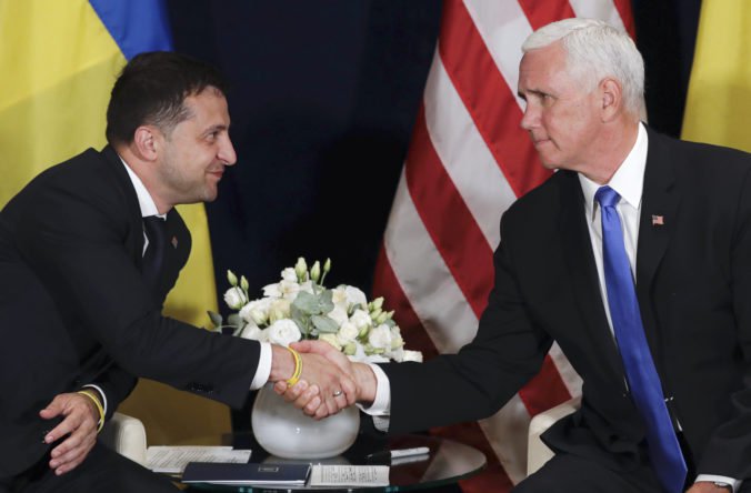 Ukrajina má aj po vyjadreniach Trumpa podporu Spojených štátov, uistil Pence prezidenta Zelenského