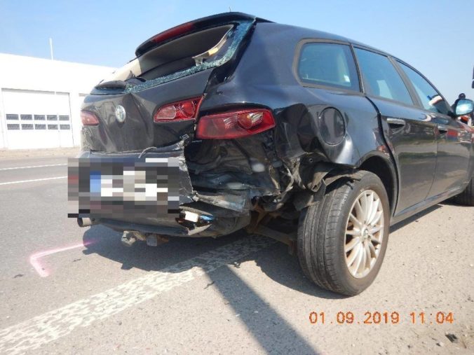 Foto: Opitý šofér Audi vrazil do auta, v ktorom sa viezol policajt a jedenapolročné dievčatko