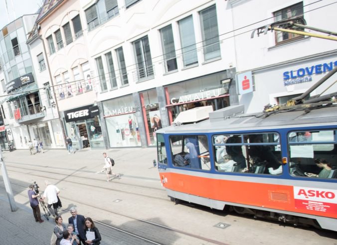 Tínedžer na Obchodnej ulici v Bratislave napadol muža, uštedril mu údery päsťou aj kopance do hlavy
