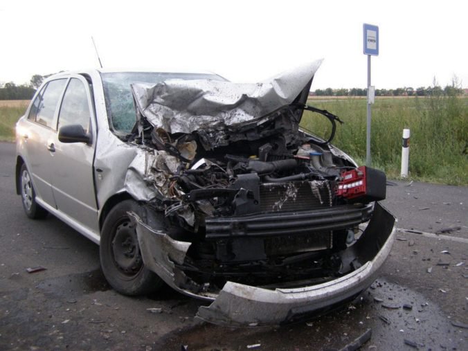 Vodič Mitsubishi prešiel do protismeru a zrazil sa s nákladiakom, zomrel na mieste