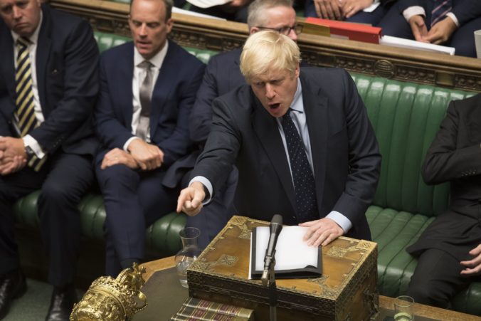 Zákon má zabrániť brexitu bez dohody, premiér Johnson chce navrhnúť predčasné voľby