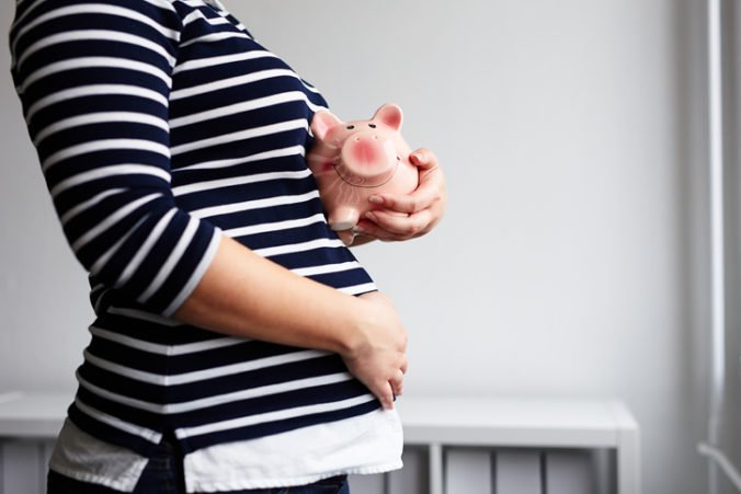 Rodičovský príspevok sa zvýši o 150 eur, vláda schválila aj nižší dôchodkový strop pre matky