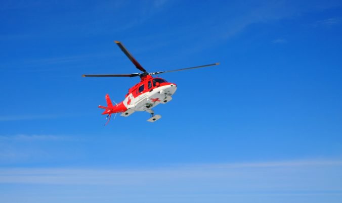 V byte v Dolnej Strehovej našli tínedžera s bodným zranením, ratovali ho leteckí záchranári