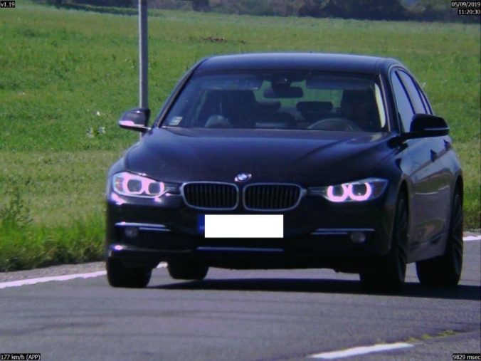 Foto: Šofér BMW sa rútil rýchlosťou 177 km/h, cestný pirát má v karte vodiča desiatky záznamov