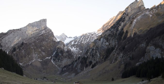 V Alpách zahynuli dvaja lezci, jeden po páde visel dolu hlavou, druhý spadol do trhliny