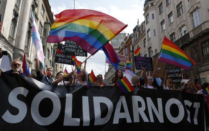 Video: V Sarajeve sa za prísnych bezpečnostných opatrení konal prvý Pride