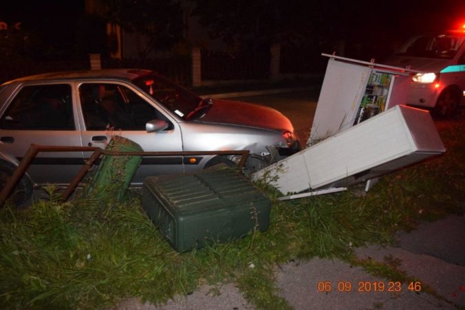 Foto: Opitý šofér vyletel z cesty a narazil do telekomunikačných skríň, ďalší zabudol na svetlá