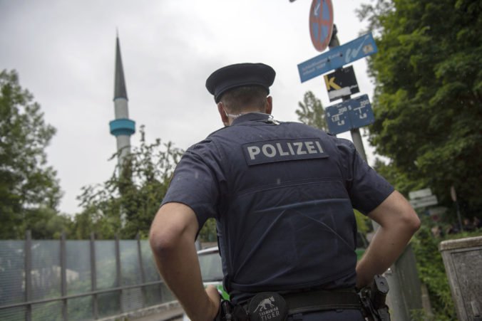 Nemeckí prokurátori zatkli ženu za členstvo v Islamskom štáte, podľa ideológie vychovávala deti