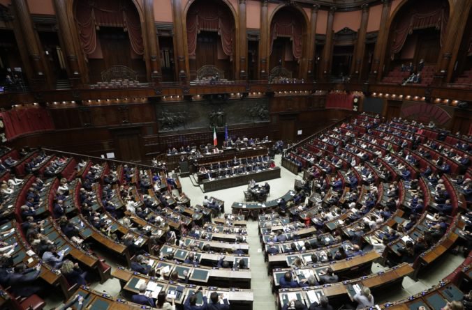 Poslanci talianskeho parlamentu vyslovili dôveru novej vláde, napínavejšie hlasovanie bude v Senáte