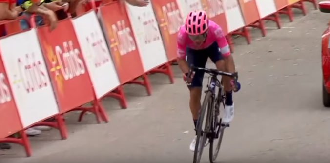 Video: Sergio Higuita vyhral 18.etapu Vuelty, biely dres si úspešne prinavrátil López
