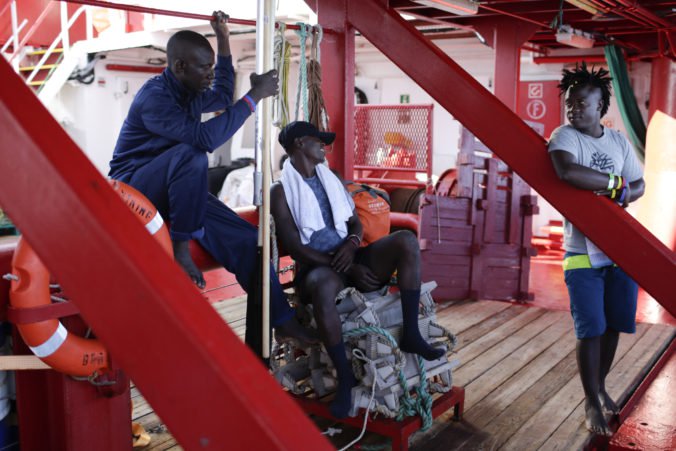 Loď Ocean Viking s desiatkami migrantov na palube môže zakotviť na ostrove Lampedusa