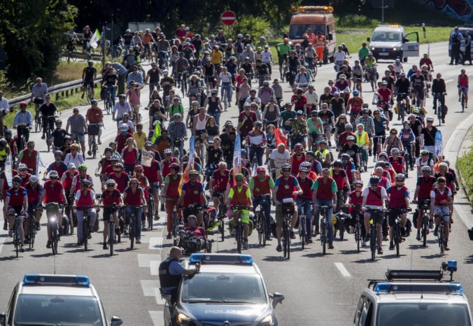 Tisíce ľudí vo Frankfurte protestovali proti klimatickým zmenám, kvôli cyklistom zavreli diaľnicu