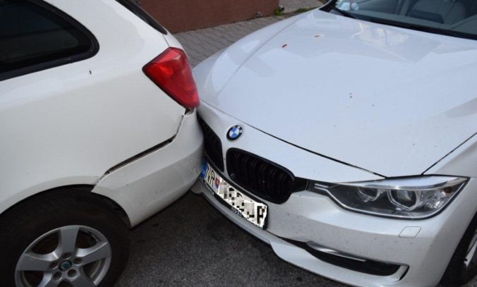 Foto: Opitý vodič BMW narazil do zaparkovanej Fabie a potom zaspal