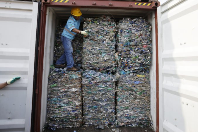 Indonézia posiela späť stovky kontajnerov s odpadom, bol kontaminovaný nebezpečným materiálom