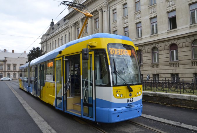 Muž udrel päsťou do tváre vodičku električky, Košičanovi hrozí trojročné väzenie