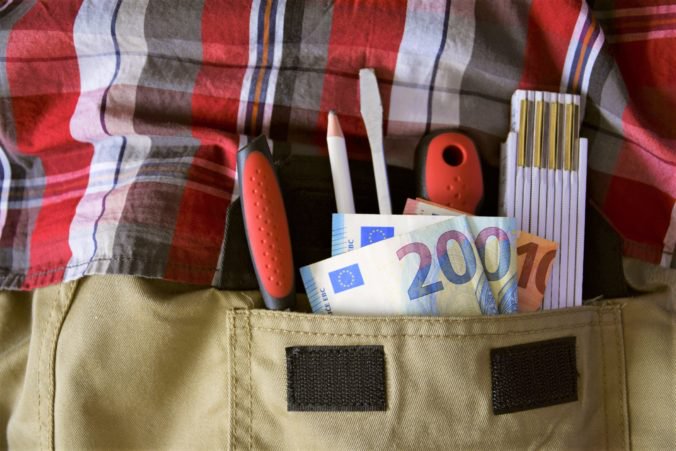 Vyššia minimálna mzda pomôže len štyrom percentám Slovákov, podľa elektrotechnikov hrozí prepúšťanie