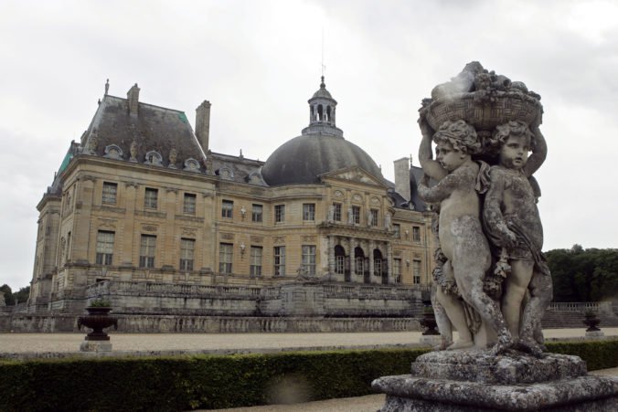 Do zámku pri Paríži sa vlámali lupiči, zviazali jeho majiteľov a odniesli si hotovosť aj šperky