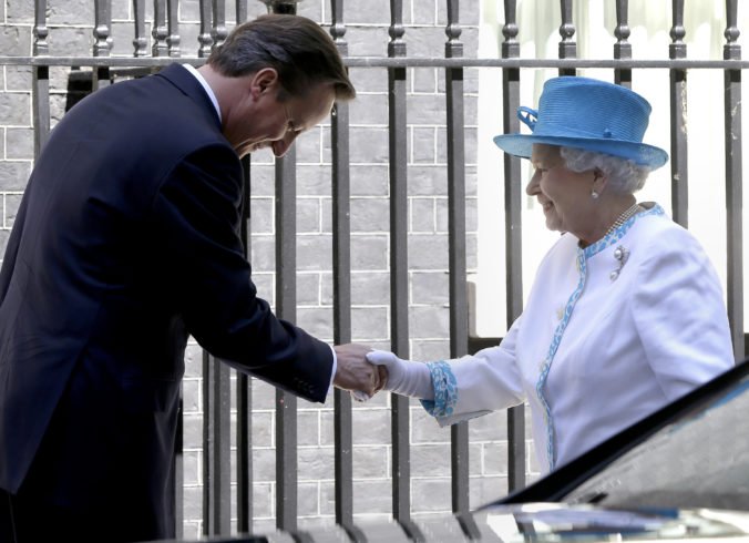Expremiér Cameron priznal, že pred referendom o škótskej nezávislosti požiadal o pomoc kráľovnú