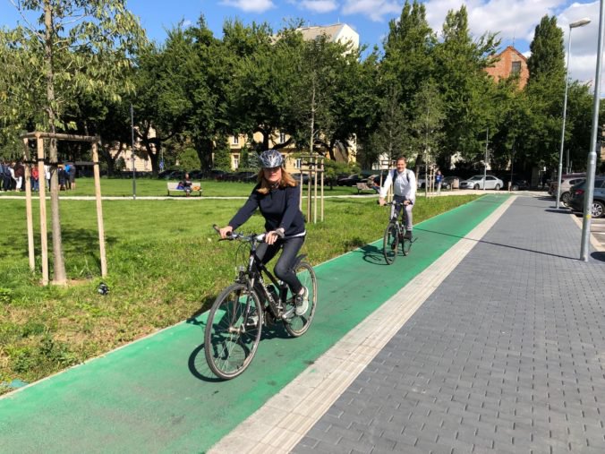 Foto: Ministerka Matečná prišla do parlamentu na bicykli, propagovala ekologickú dopravu