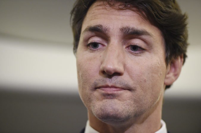 Premiér Trudeau čelí vlne kritiky, na fotke z večierka mal tmavý mejkap