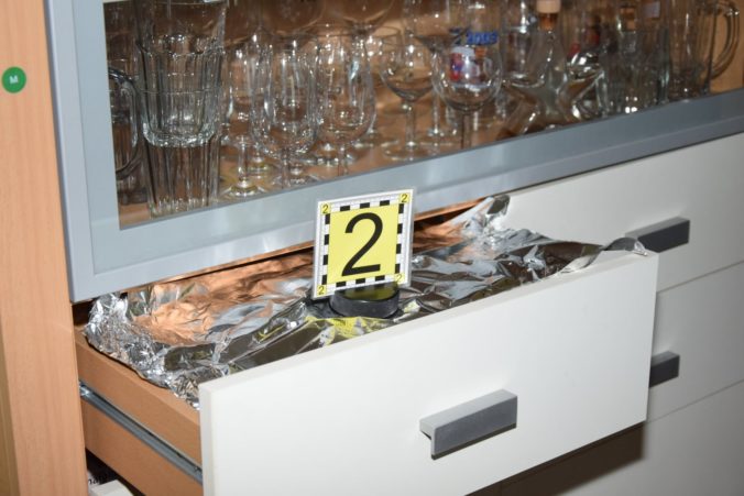 Foto: Z farského úradu si odniesli prstene aj stovky eur, policajti chytili aj zlodeja vane