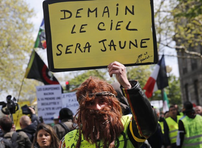 Francúzska polícia mobilizuje posily, v Paríži budú protestovať žlté vesty aj enviroaktivisti