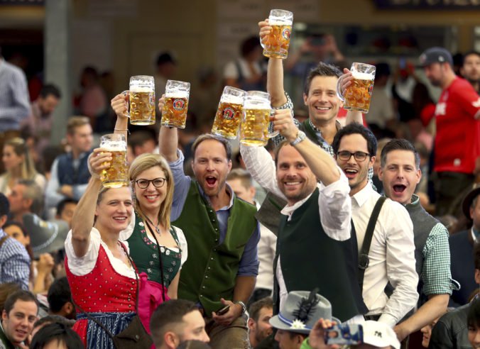Video: Festival Oktoberfest otvorili narazením suda, v Mníchove opäť tečie pivo potokom