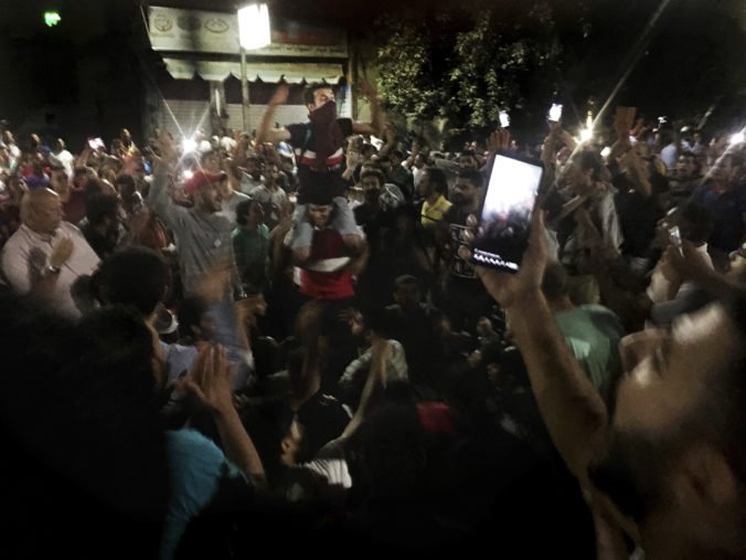 Video: V Káhire sa stretli desiatky demonštrantov a vyzývali prezidenta as-Sísího, aby odstúpil