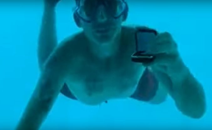 Video: Steven chcel pod vodou požiadať priateľku o ruku, ale romantický pokus sa skončil tragicky