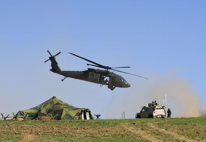 Foto: Oslavy Dňa Ozbrojených síl SR odštartoval prelet stíhačiek, ukázali aj vrtuľníky UH-60M Black Hawk