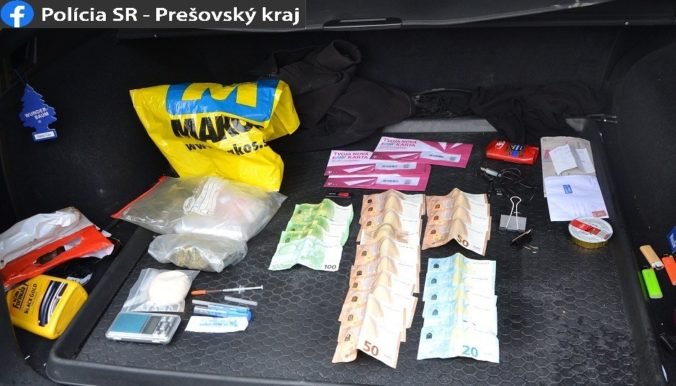Foto: Svidníčan skončil v rukách polície, pri prehliadke auta našli pervitín, LSD aj tisíce eur
