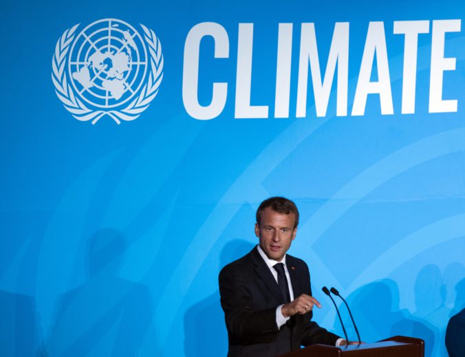 Prezident Macron nahneval Poľsko, poslal tam protestovať klimatických aktivistov