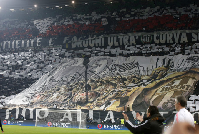 Šéfa FIFA hnevá prístup k rasizmu na štadiónoch v Taliansku, minister športu plánuje prísnejšie sankcie