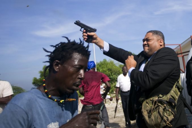 Video: Haitský senátor vytiahol zbraň na opozičných demonštrantov a niekoľkokrát vystrelil
