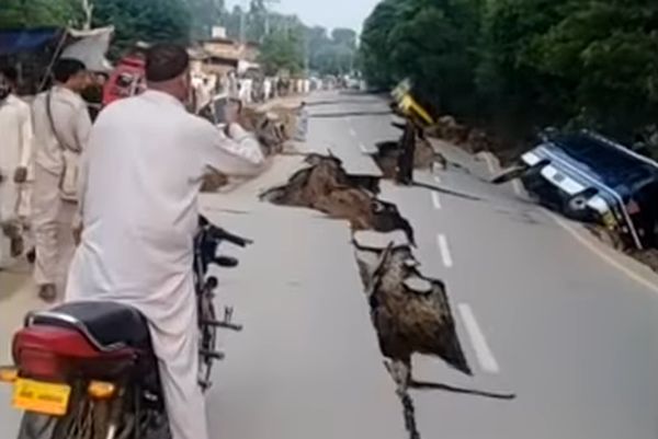 Video: Pakistan zasiahlo silné zemetrasenie, poškodilo domy a zabilo desiatky ľudí