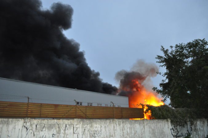 Foto: Sklad v bývalej automobilke v Trnave zachvátil požiar, dym bolo vidieť z celého mesta